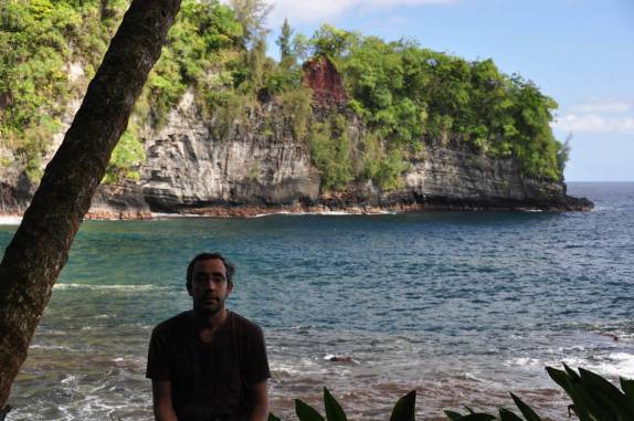 Chegando perto do mar pela primeira vez no Hawaii, no Jardim Botânico de Hilo, em Big Island